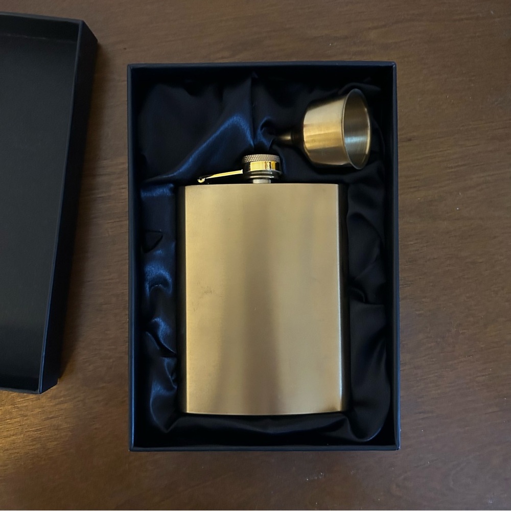 NIB Elegant Gold Hip Flask Set